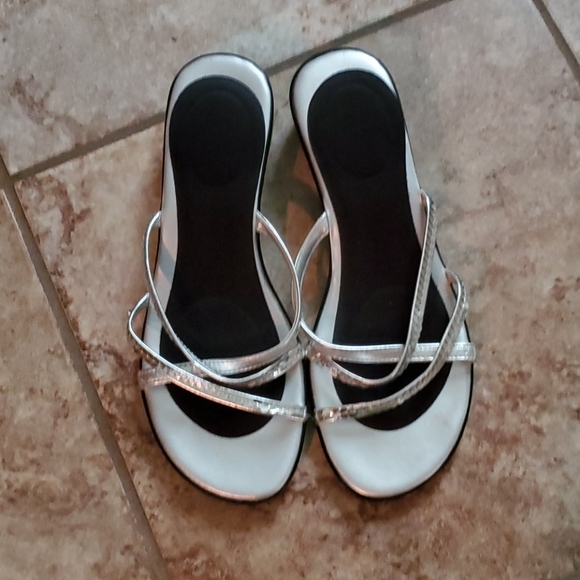 Sandles Silver with small wedge - Picture 3 of 4